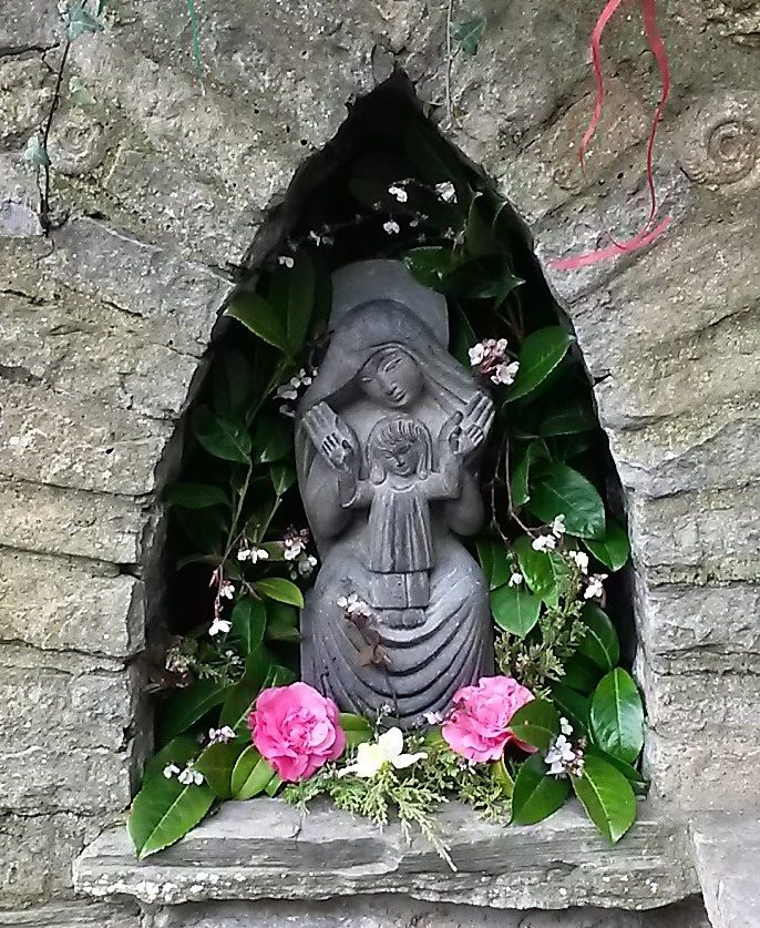 Diese Figur steht symbolisch für die weibliche Schöpferkraft und die Verbindung zur göttlich weiblichen Energie.