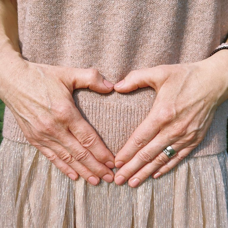 Das Yoni-Mudra wird in der Meditation genutzt um sich mit der inneren Quelle  und dem Schoßraum zu verbinden.