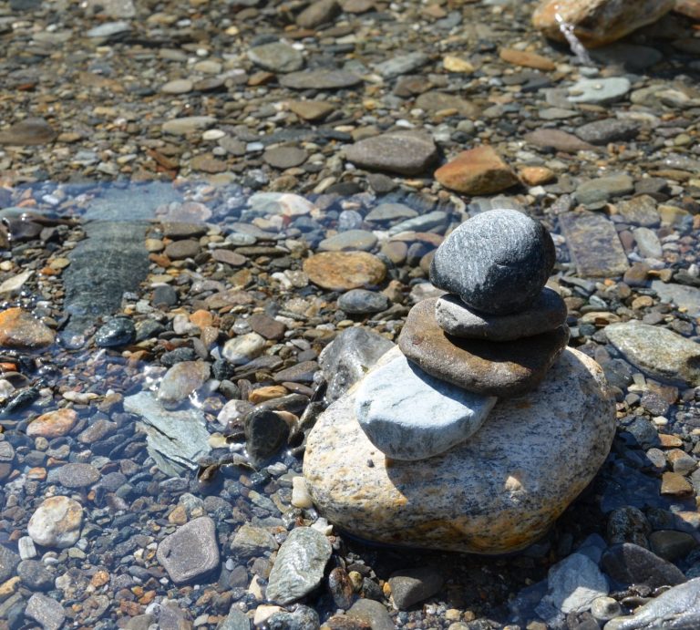 Steinmännchen im Wasser Mit dem JA zu Dir selbst lernst Du dich aufzurichten, stark zu sein und mit dem Leben neu zu fließen