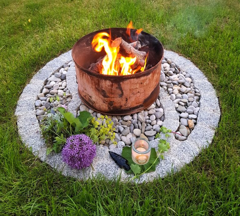 Brennende Feuerschale Rituale geben Halt im Leben und das Element Feuer untertützt uns immer in der Transformation auf dem Weg unserer (inneren) Heilung.