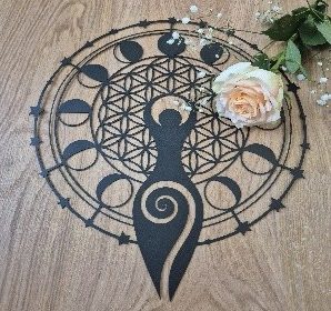 Ein Bild der großen Göttin, verbunden mit den Mondphasen und der Blume des Lebens als Schöpfungssymbol