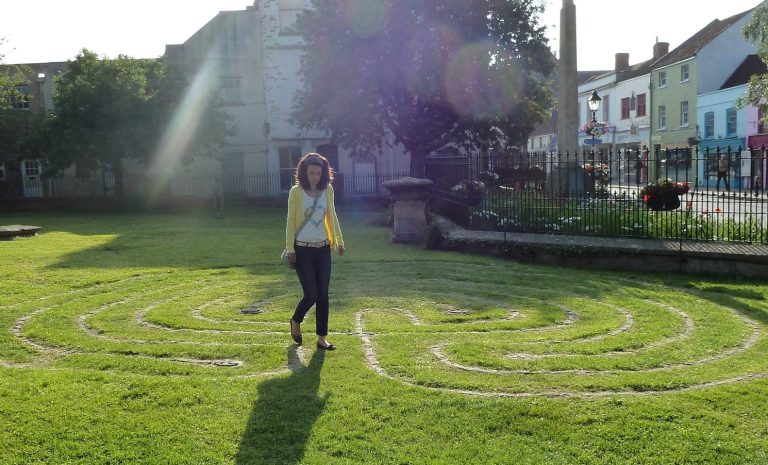 Das Labyrinth steht stellvertrenden für Deinen (Lebens-)weg. Es führt Dich zu dem inneresten Kern und gestäkt mit neuer Kraft ins Außen.