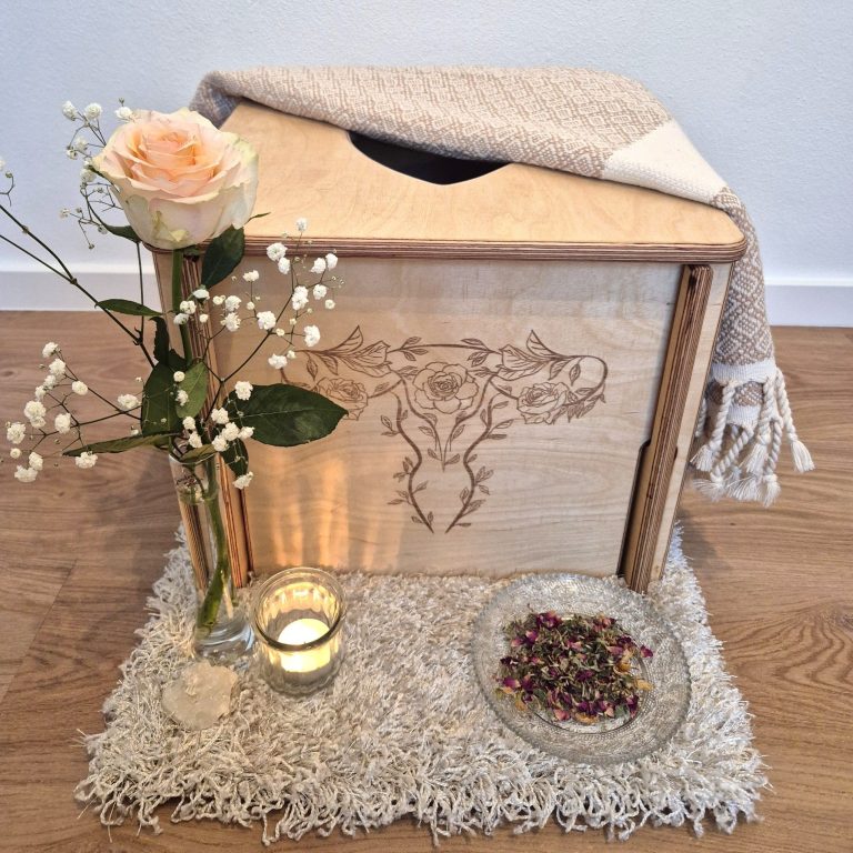Eine Holzbox zum Sitzen während des Schoßrausraumdampfbades mit wohltuenden Kräutern.